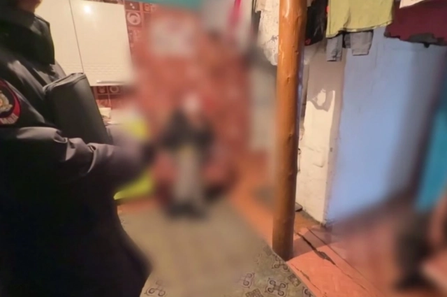 Полицейские разговаривает с одним из детей