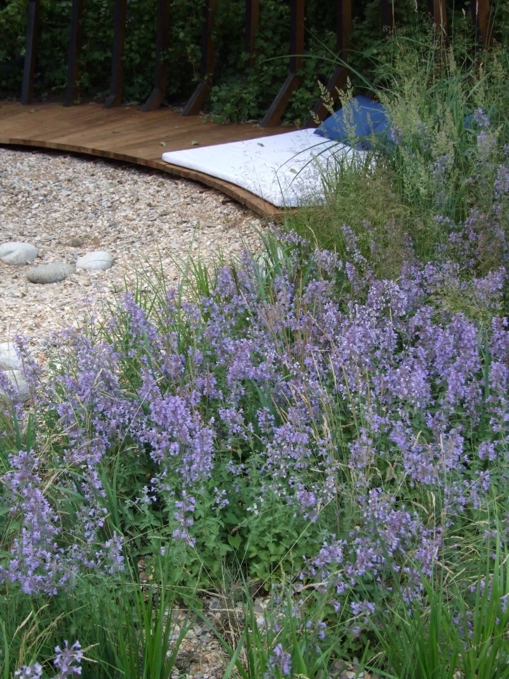 В стиле минимализм часто используются камни. Площадка для отдыха.