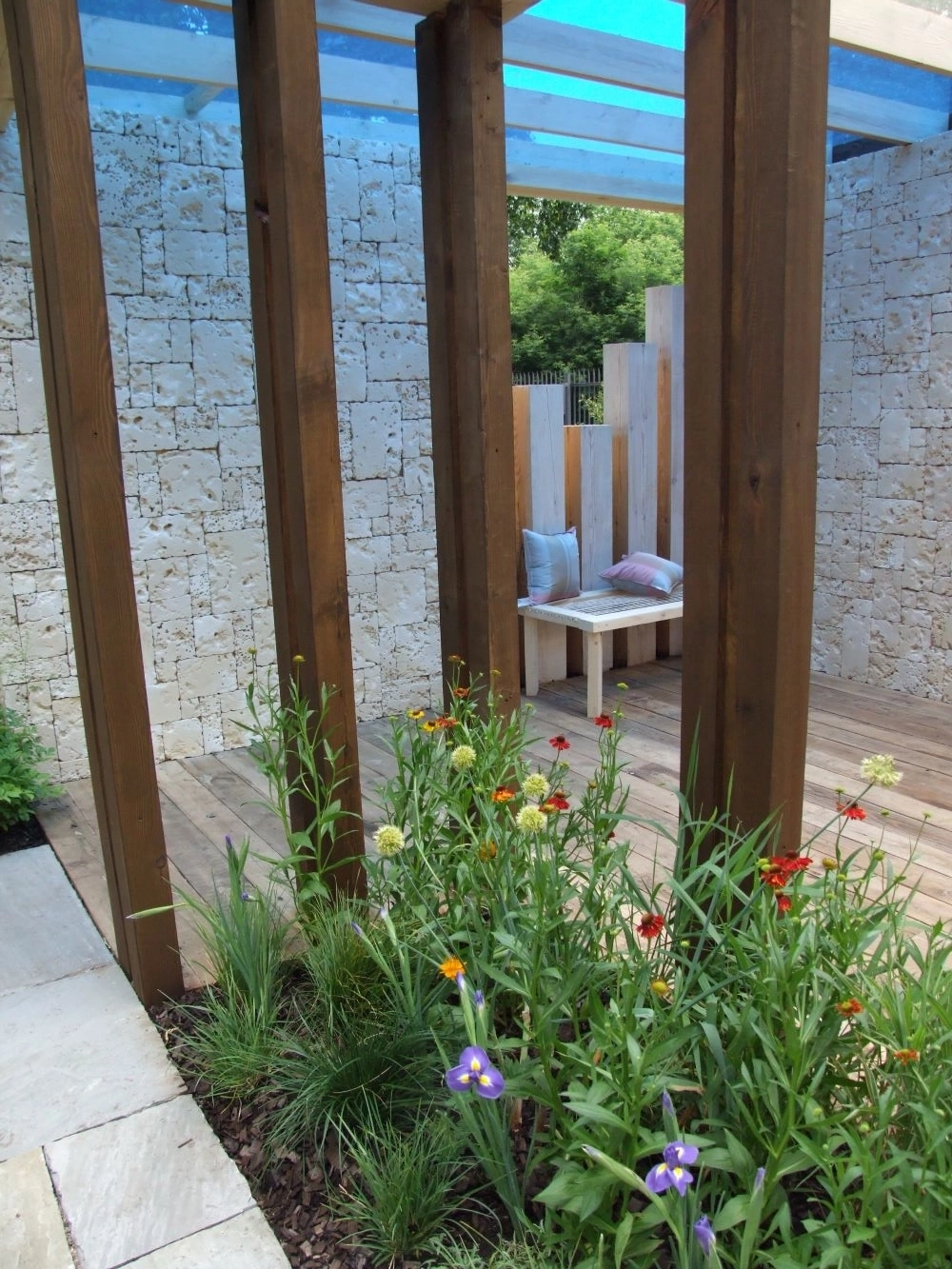 Беседка с подсветкой в стиле хайтек.