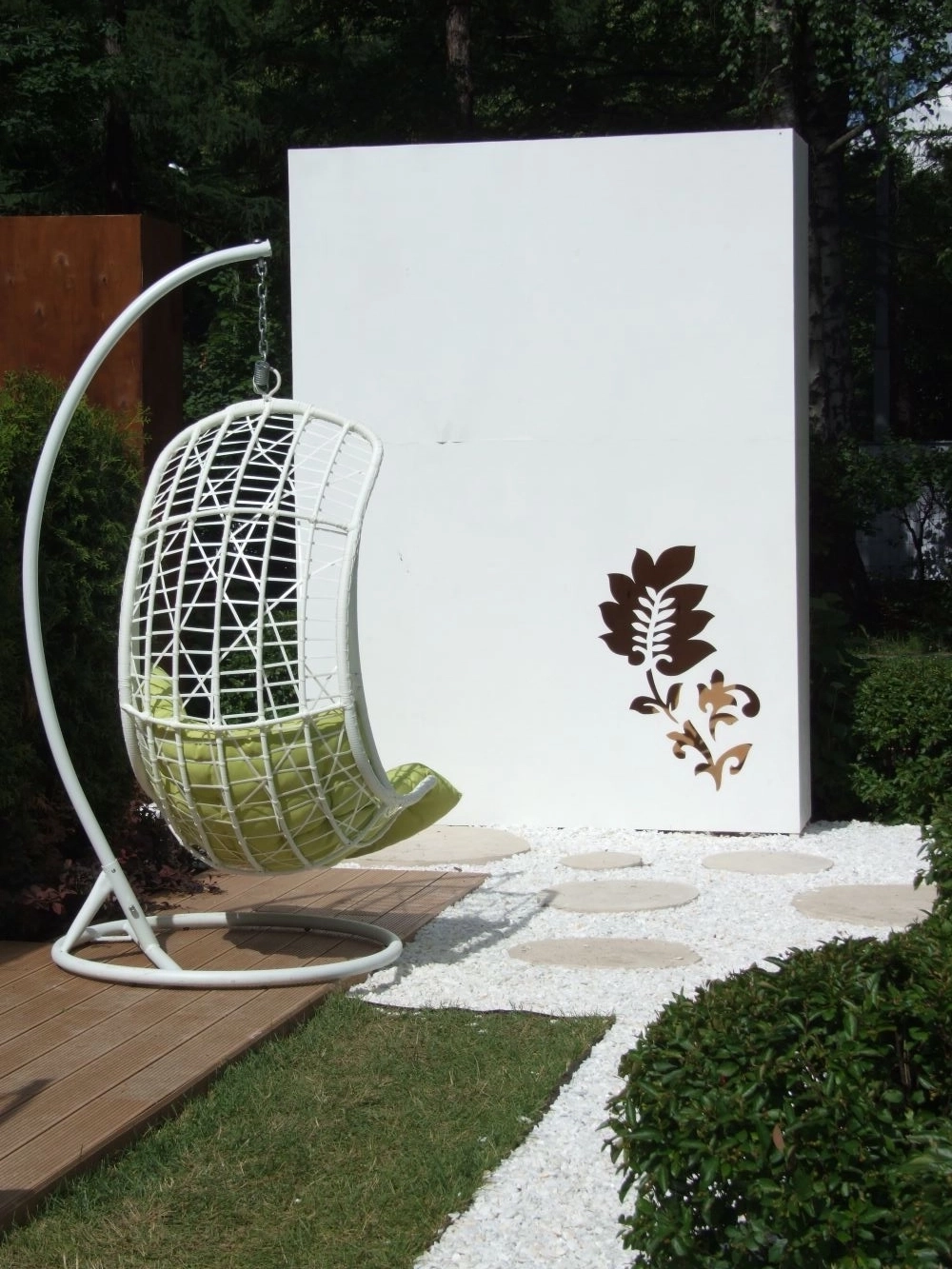 Площадка для одыха в стиле хайтек.