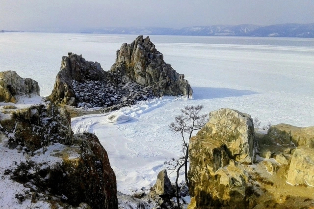 Несмотря на то, что лёд на Байкале встал, ездить по нему опасно.