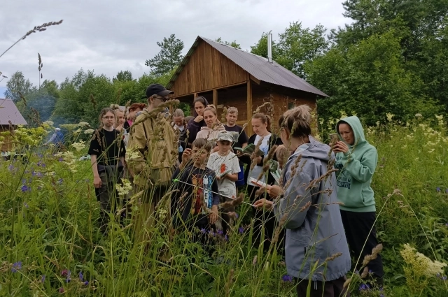 Учитель обязательно включает в программу краеведческий компонент и изучение живой природы