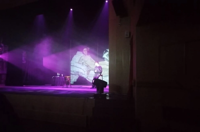 На сцене Илья Шпак, а на экране произведения Эдуарда Мане.