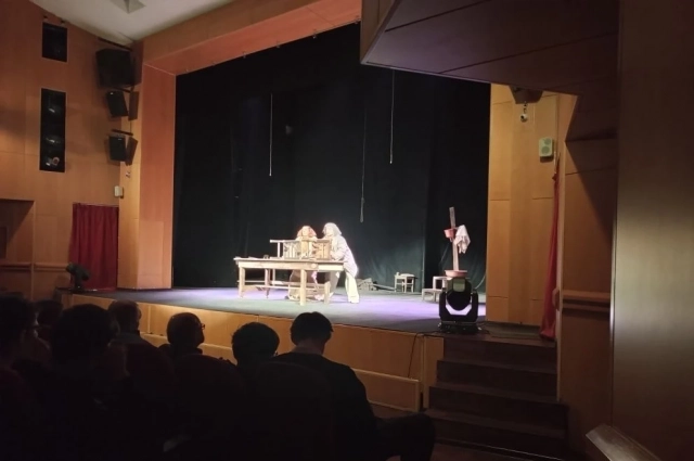 В основе спектакля произведение Некрасова «Кому на Руси жить хорошо».