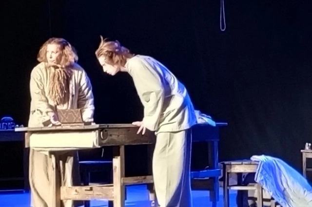 Сцена из спектакля «Хорошо жить».