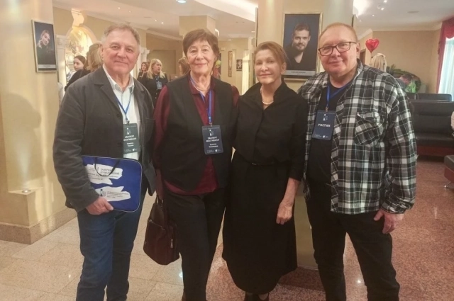 Эксперты фестиваля: Камиль Тукаев и Татьяна Тихоновец; Участники фестиваля Курганского театра драмы: актриса Любовь Савина и режиссер Вячеслав Зайчиков.