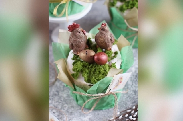 Кондитер советует присмотреться к бисквитному мху: украшать им просто, с этим справятся даже дети.