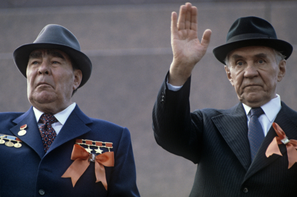 Леонид Брежнев и Алексей Косыгин на трибуне Мавзолея В.И.Ленина 1 мая 1980 года