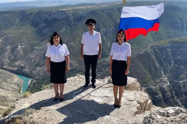 Флаг России водрузили на смотровую площадку Сулакского каньона в Дагестане