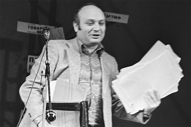 Михаил Жванецкий на сцене Московского театра драмы и комедии на Таганке. 1982 год.