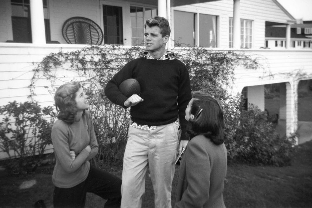 Роберт Кеннеди c сестрами Юнис и Джин. Ноябрь 1948 г.