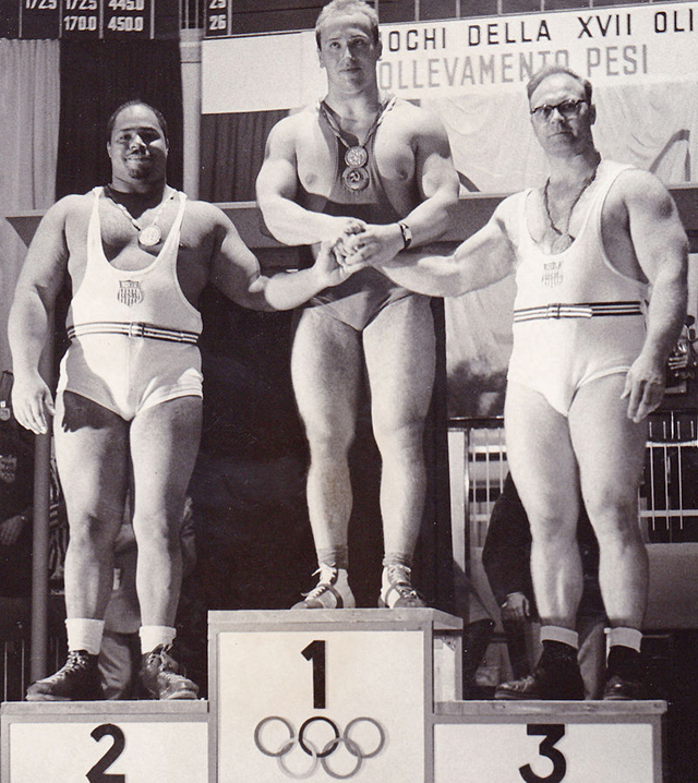 Власов (в центре) на пьедестале на Олимпийских играх 1960 года в Риме.
