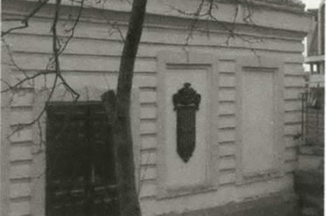 Церковь Николы Зарецкого в Туле: западная стена трапезной, вход в усыпальницу Демидовых; справа — мемориальная доска.