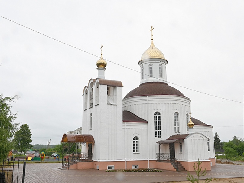 Храм Вознесения Господня в деревне Рыбки строит Игорь Ляхов вместе со своей семьей.