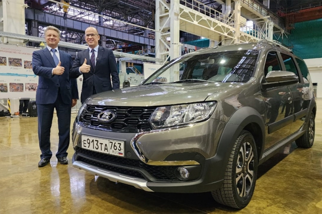 Президент АО «АВТОВАЗ» Максим Соколов представляет Lada e-Largus главе Республики Удмуртия Александру Бречалову.