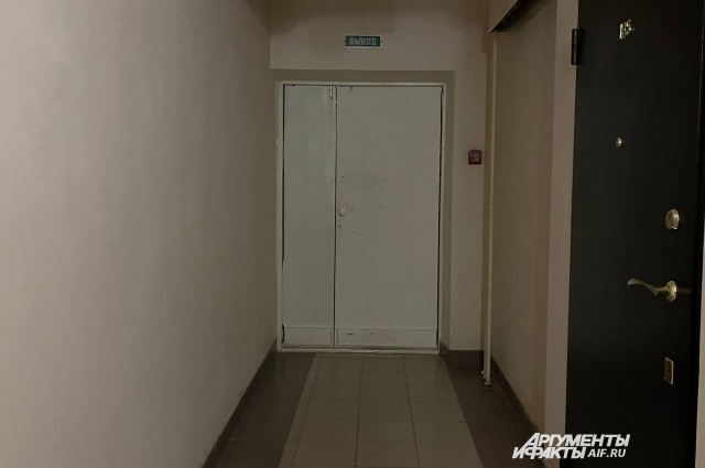 За белой дверью находится лифт.
