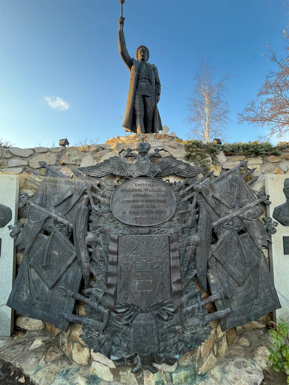 Памятник Краснову и герб Войска Донского.