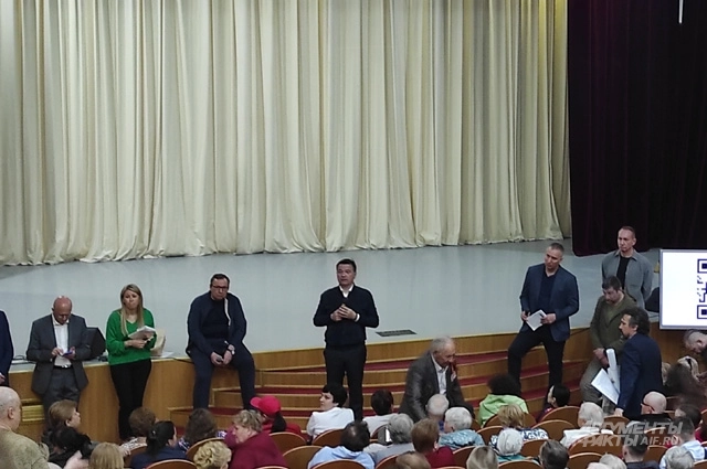 Губернатор Московской области Андрей Воробьев на встрече с жителями Селятино в ДК «Мечта».