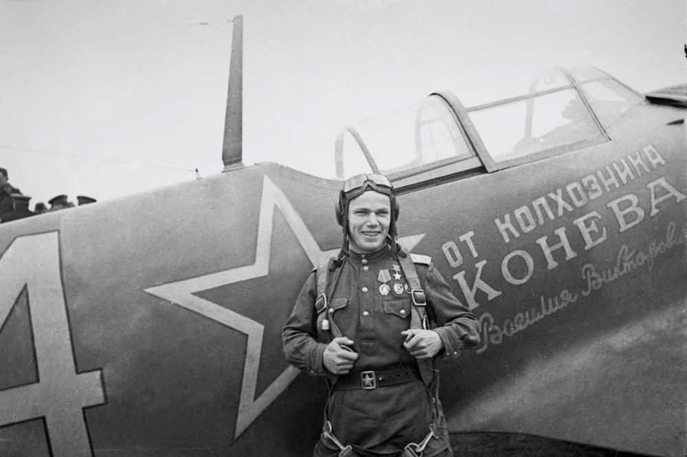 Иван Кожедуб у самолета Ла-5ФН, построенного на средства колхозника В.В. Конева.