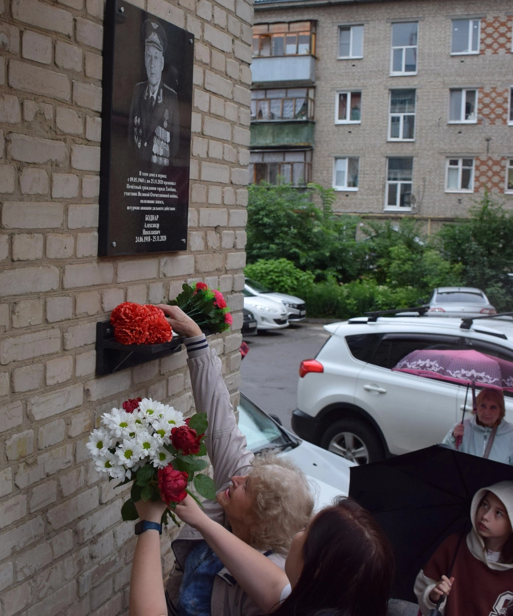 Возложение цветов к дому, где жил ветеран.