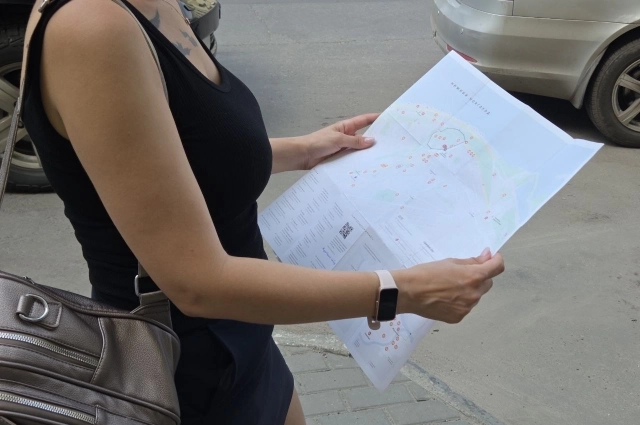 Гости города ориентируются по бумажным картам
