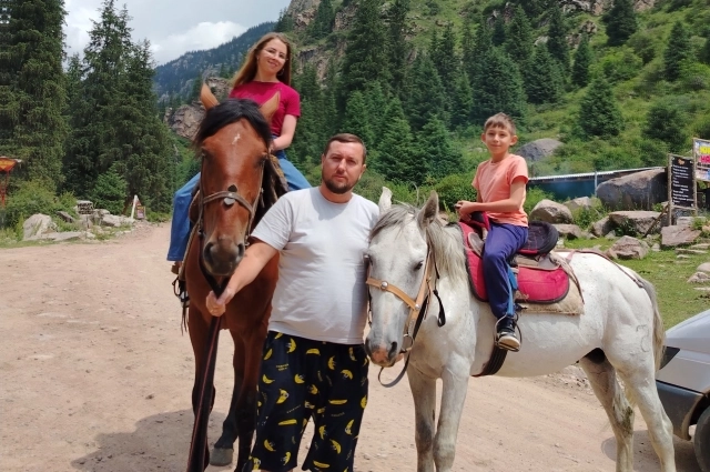 Экскурсии на любой вкус. Можно заказать конную прогулку в горах или отправиться на яхте по озеру.