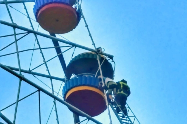 Спасатели эвакуировали троих человек.