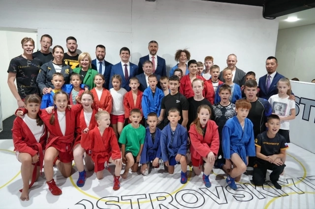 Фото с открытия восстановленного клуба «Островский 13»