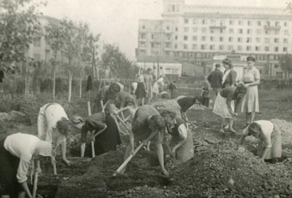Землю для посадок возделывали даже на центральной площади города в годы войны.