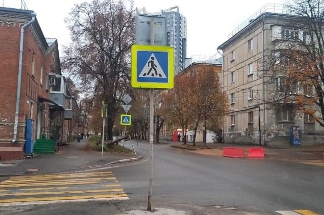 Не так давно по соседству со скромными хрущевками выросла внушительная многоэтажка. С ее появлением жители окрестных домов и связывают свои канализационные проблемы.