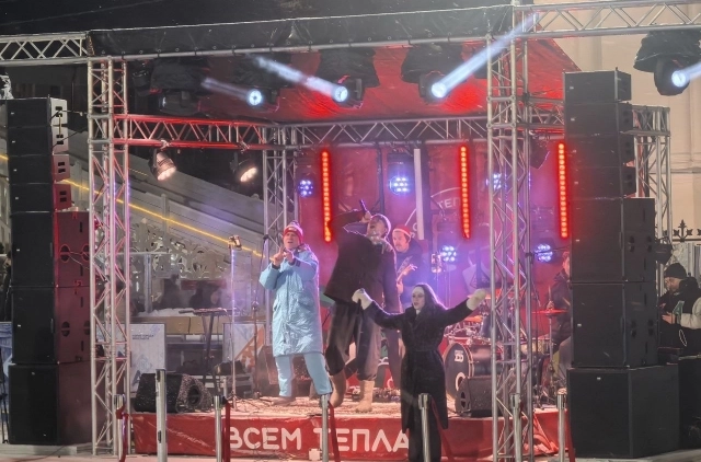 Прямо на льду - живая музыка.