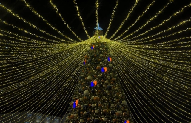 Елка в этом году - с рекламой.