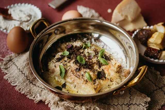 Блины с грибами и соусом бешамель.