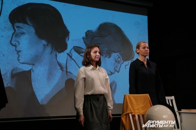 Две поэтессы и две актрисы в финале спектакля.