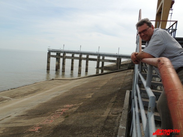 Владимир показывает максимальную отметку уровня воды, приходящей на берег