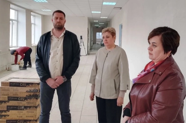 И. о. министра образования Лариса Казакова (справа) принимает работы у подрядчика.