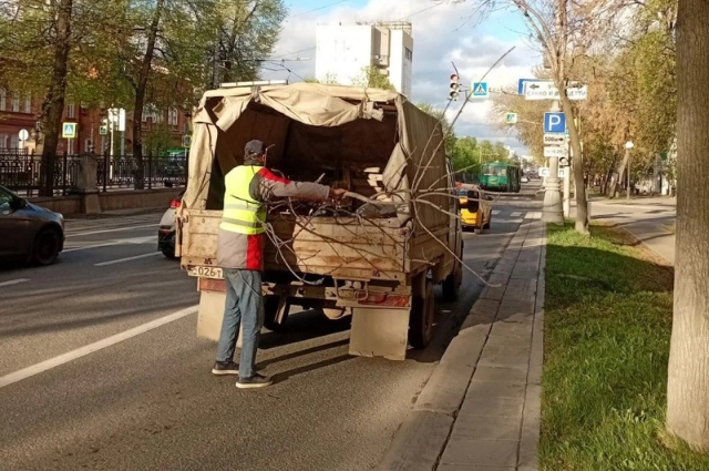 После праздничных мероприятий из Екатеринбурга вывезли почти 14 тонн мусора