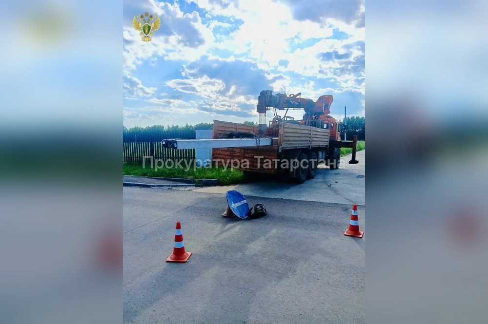 Подросток въехал в столбы, торчащие из кузова грузовика.