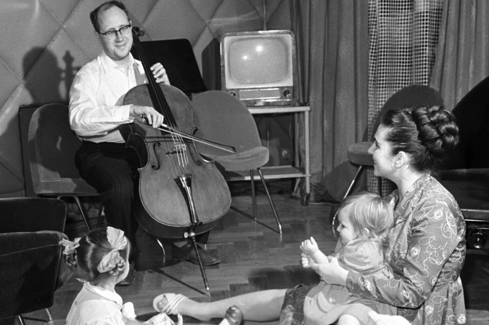 Галина Вишневская дома с мужем и дочерьми. 1959 год.