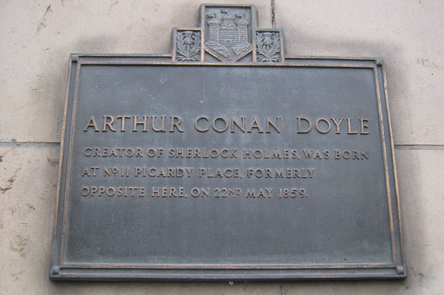 Мемориальная доска в честь рождения писателя Артура Конан Дойла