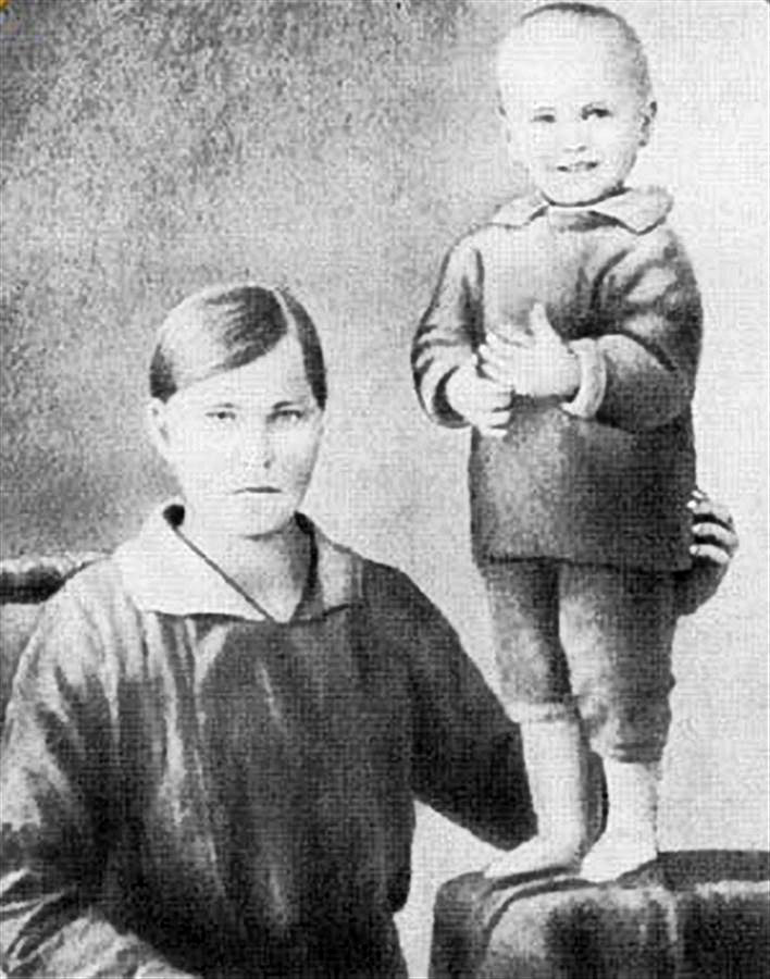 Василий Шукшин с мамой Марией Сергеевной, 1932 год.
