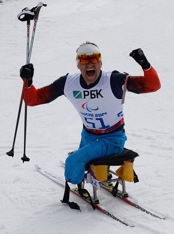 Роман Петушков на финише гонки по биатлону на XI Паралимпийских зимних играх в Сочи