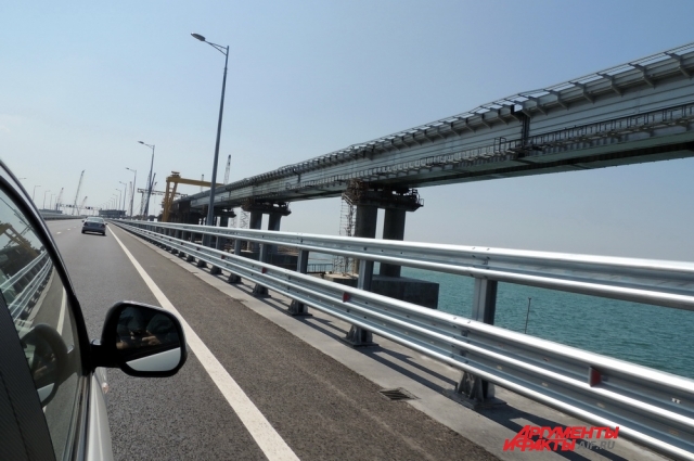 В Керченском проливе продолжается стройка железнодорожной части Крымского моста.