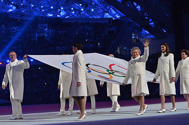 Вячеслав Фетисов был одним из участников выноса Олимпийского флага на церемонии открытия XXII зимних Олимпийских игр в Сочи