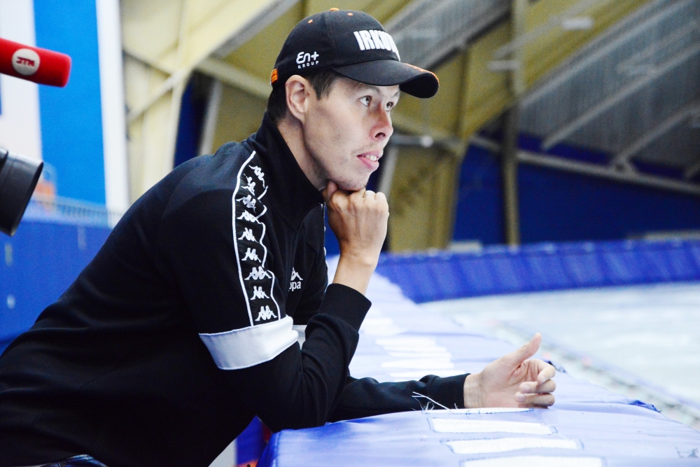 Александр Серебренников наблюдает за первой ледовой тренировкой бело-синих.