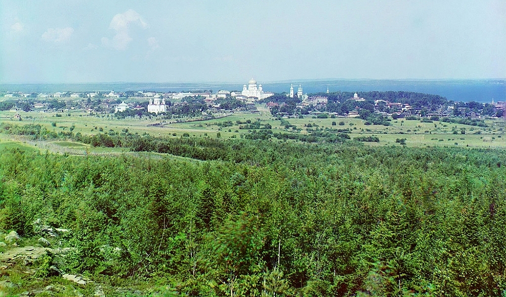 Вид Петрозаводска с юга в 1916 году. Богатые покосы за кладбищем еще обеспечивает свалка 2-й версты. 