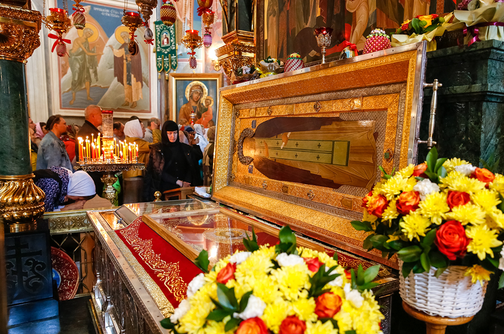 Рака с мощами преподобного Серафима Саровского.