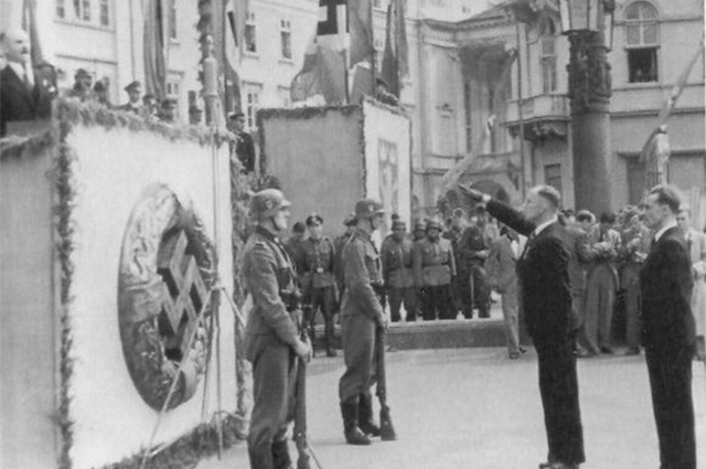 Парад рекрутов к дивизии СС «Галичина» во Львове. 1943 г.