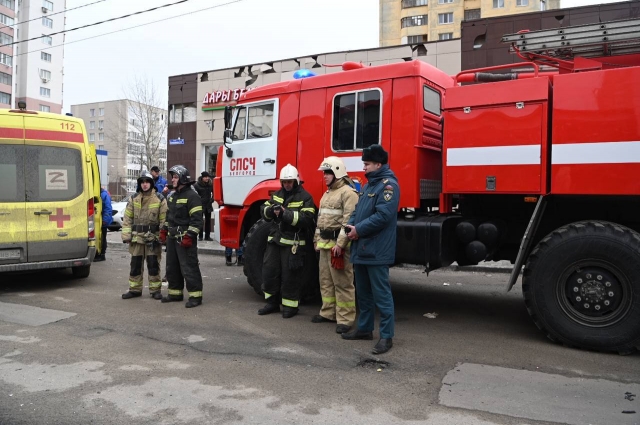 Спасатели на месте ЧП на улице Плеханова.