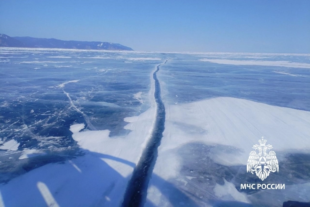 Открытие ледовой переправы на Байкале перенесли на неопределенный срок из-за трещин на льду.